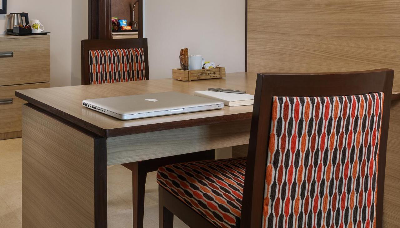 Sandal Suites By Lemon Tree Hotels Noida Ngoại thất bức ảnh