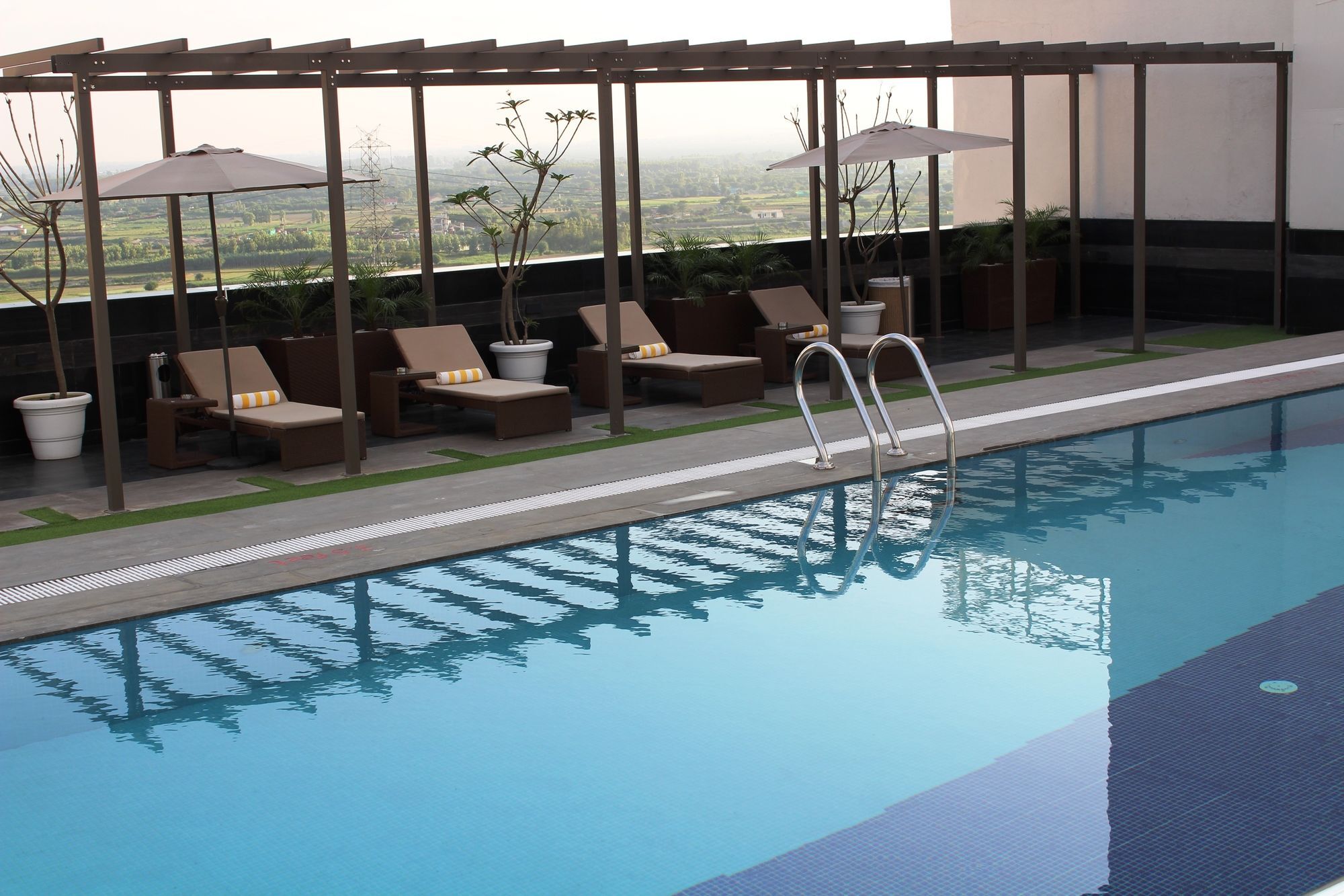 Sandal Suites By Lemon Tree Hotels Noida Ngoại thất bức ảnh